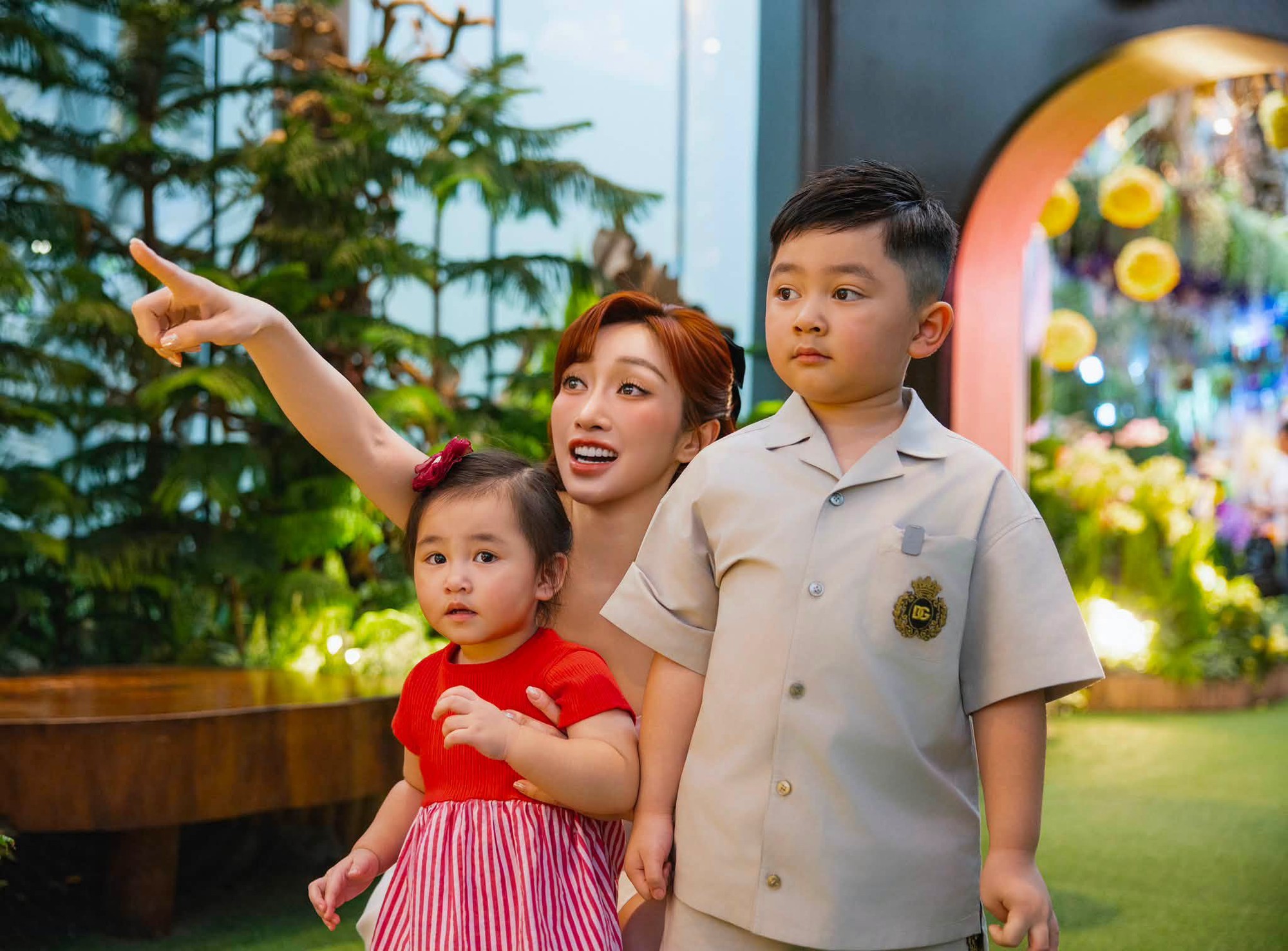 Chi Bảo hạnh ph&uacute;c b&ecirc;n vợ k&eacute;m 16 tuổi v&agrave; Hai con ngậm th&igrave;a v&agrave;ng - Ảnh 9.
