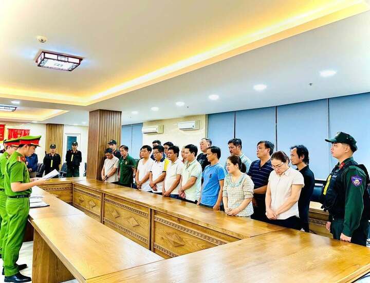 8 C&aacute;n bộ Trật tự đ&ocirc; thị h&ograve;a Kh&aacute;nh bị khởi tố v&igrave; nhận hối lộ h&agrave;ng tỷ đồng - Ảnh 1.