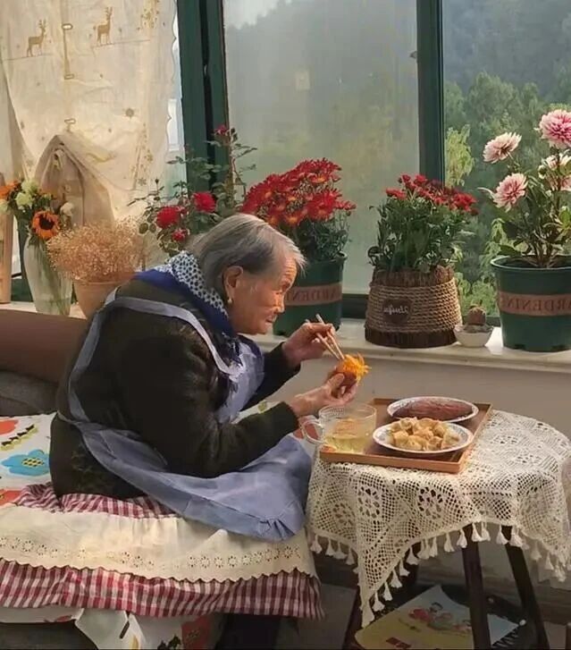 Căn nhà nhỏ của cụ bà 92 tuổi: Cuộc sống bình yên và tự tại - Ảnh 8. Căn nhà nhỏ của cụ bà 92 tuổi: Cuộc sống bình yên và tự tại - Ảnh 8.