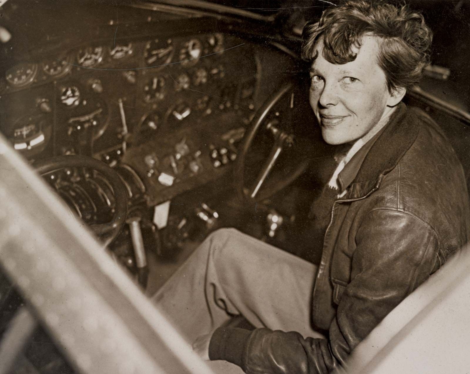 Vén màn bí mật vụ mất tích của Amelia Earhart 1937 - Nữ hoàng bầu trời - Ảnh 1. Vén màn bí mật vụ mất tích của Amelia Earhart 1937 - Nữ hoàng bầu trời - Ảnh 1.