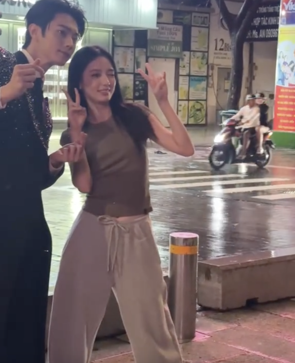 Châu Dã tỏa sáng giản dị tại phố đi bộ Nguyễn Huệ , nhan sắc khó tin khiến Jisoo khó thắng - Ảnh 3. Châu Dã tỏa sáng giản dị tại phố đi bộ Nguyễn Huệ , nhan sắc khó tin khiến Jisoo khó thắng - Ảnh 3.