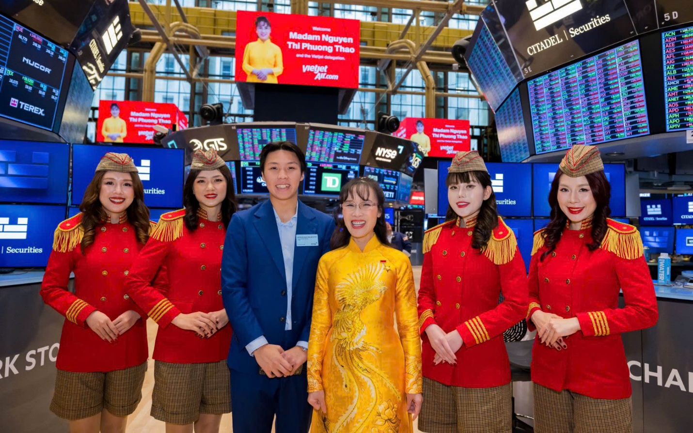 Thăm nơi nắm giữ 29.000 tỷ USD ở Mỹ, tỷ phú Nguyễn Thị Phương Thảo mặc áo dài, làm 1 việc đặc biệt