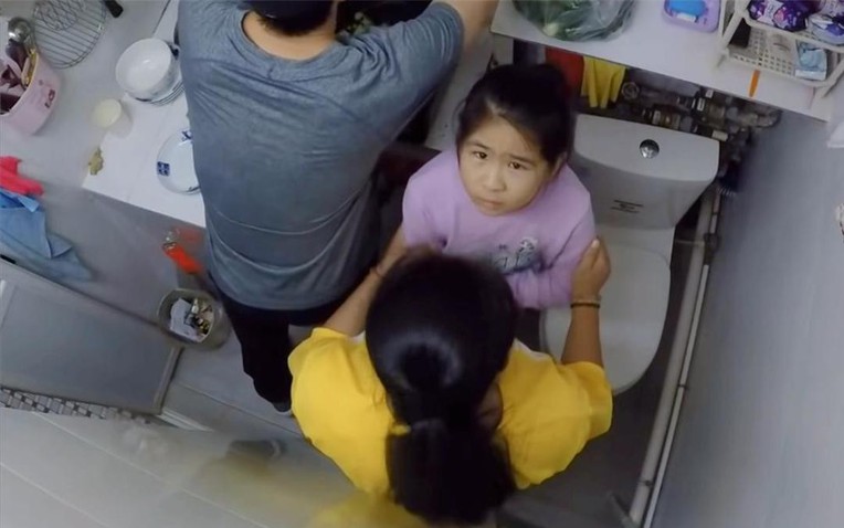 Mẹ đơn th&acirc;n v&agrave; con g&aacute;i sống trong 5 m&sup2;: Cuộc sống đầy ấm &aacute;p giữa chật chội - Ảnh 1.