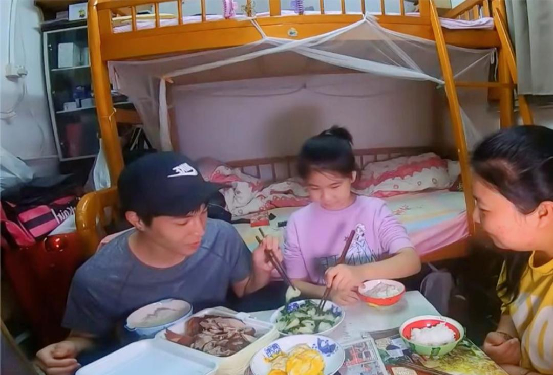 Mẹ đơn th&acirc;n v&agrave; con g&aacute;i sống trong 5 m&sup2;: Cuộc sống đầy ấm &aacute;p giữa chật chội - Ảnh 15.