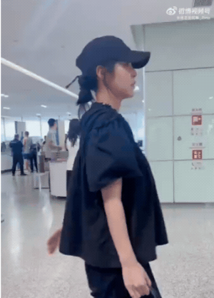 Nữ chính phim Tết 2.700 tỷ nghi lộ bụng bầu 7 tháng, cha của đứa trẻ lẽ nào là nam diễn viên SN 1995 này - Ảnh 3.