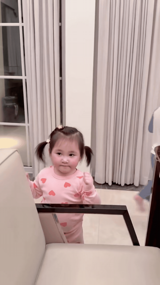 Chi Bảo hạnh ph&uacute;c b&ecirc;n vợ k&eacute;m 16 tuổi v&agrave; Hai con ngậm th&igrave;a v&agrave;ng - Ảnh 5.