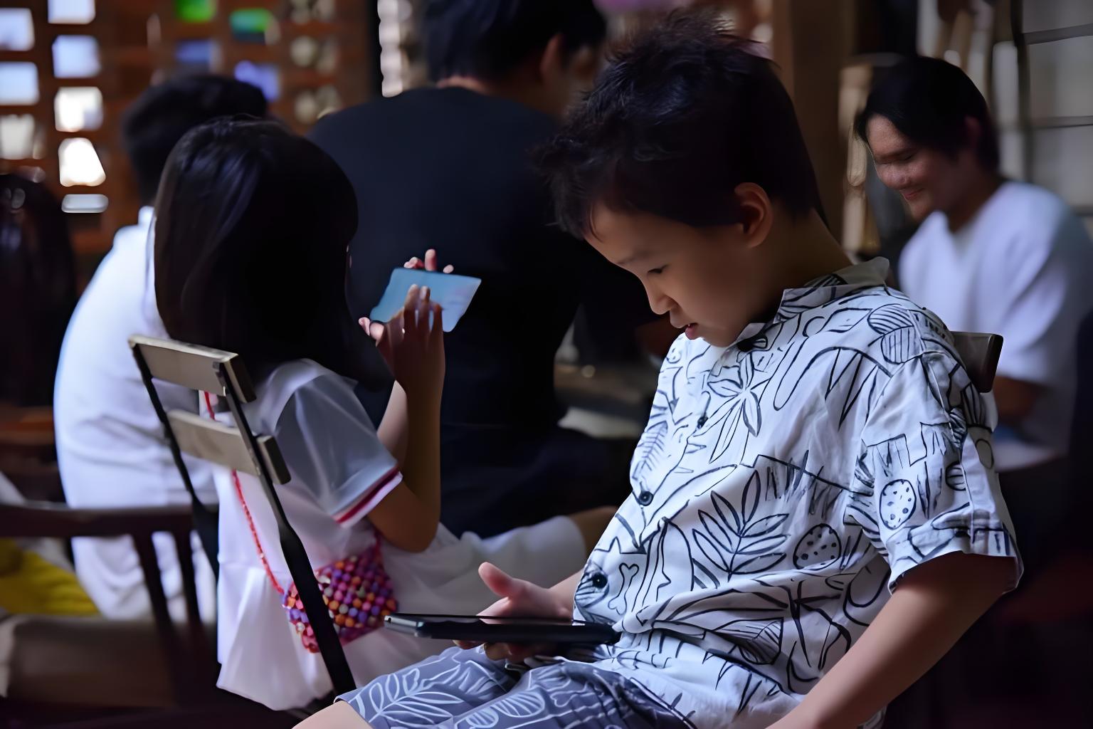 Ph&aacute;t hiện 7 chiếc điện thọai bị giấu k&iacute;n trong nh&agrave; nhờ m&aacute;y d&ograve; kim loại - Ảnh 2.