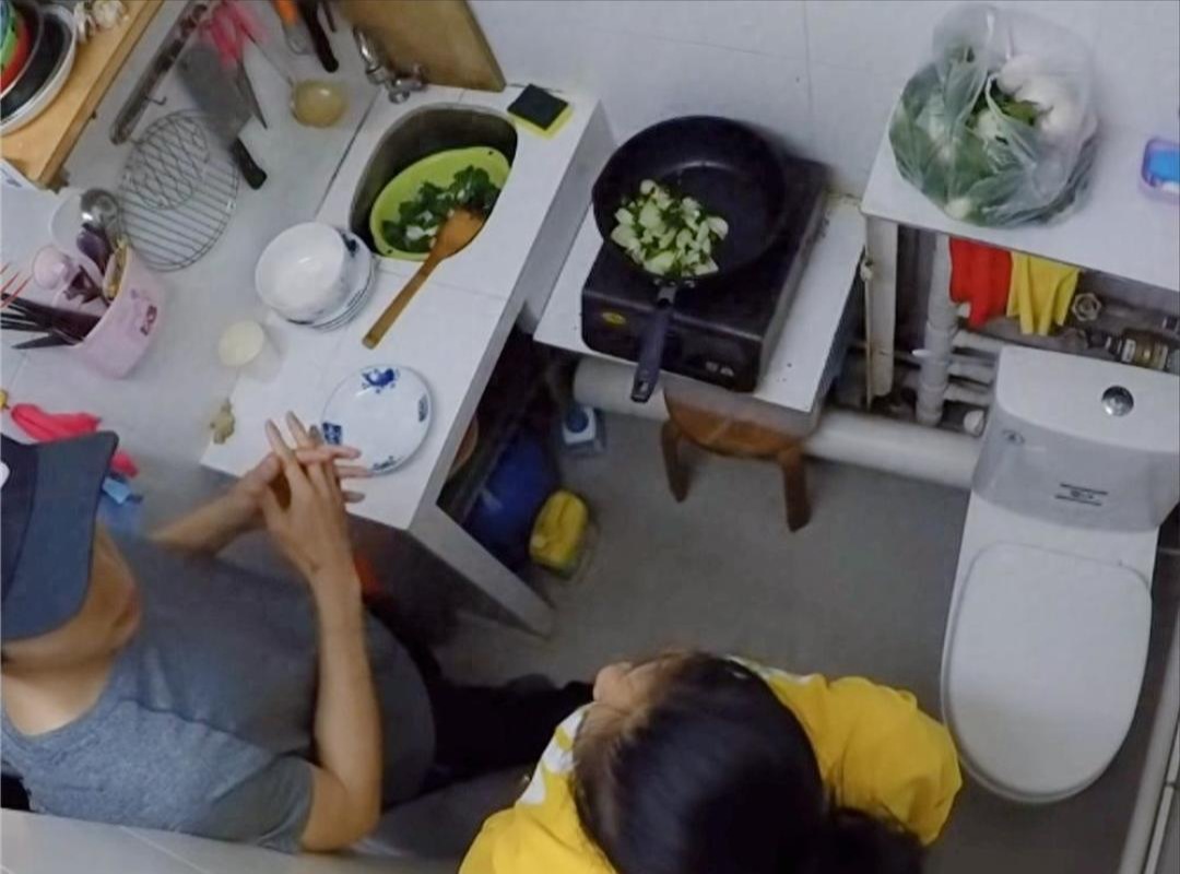 Mẹ đơn th&acirc;n v&agrave; con g&aacute;i sống trong 5 m&sup2;: Cuộc sống đầy ấm &aacute;p giữa chật chội - Ảnh 11.