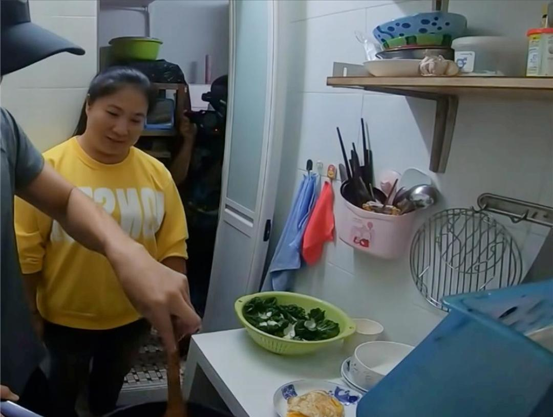 Mẹ đơn th&acirc;n v&agrave; con g&aacute;i sống trong 5 m&sup2;: Cuộc sống đầy ấm &aacute;p giữa chật chội - Ảnh 8.