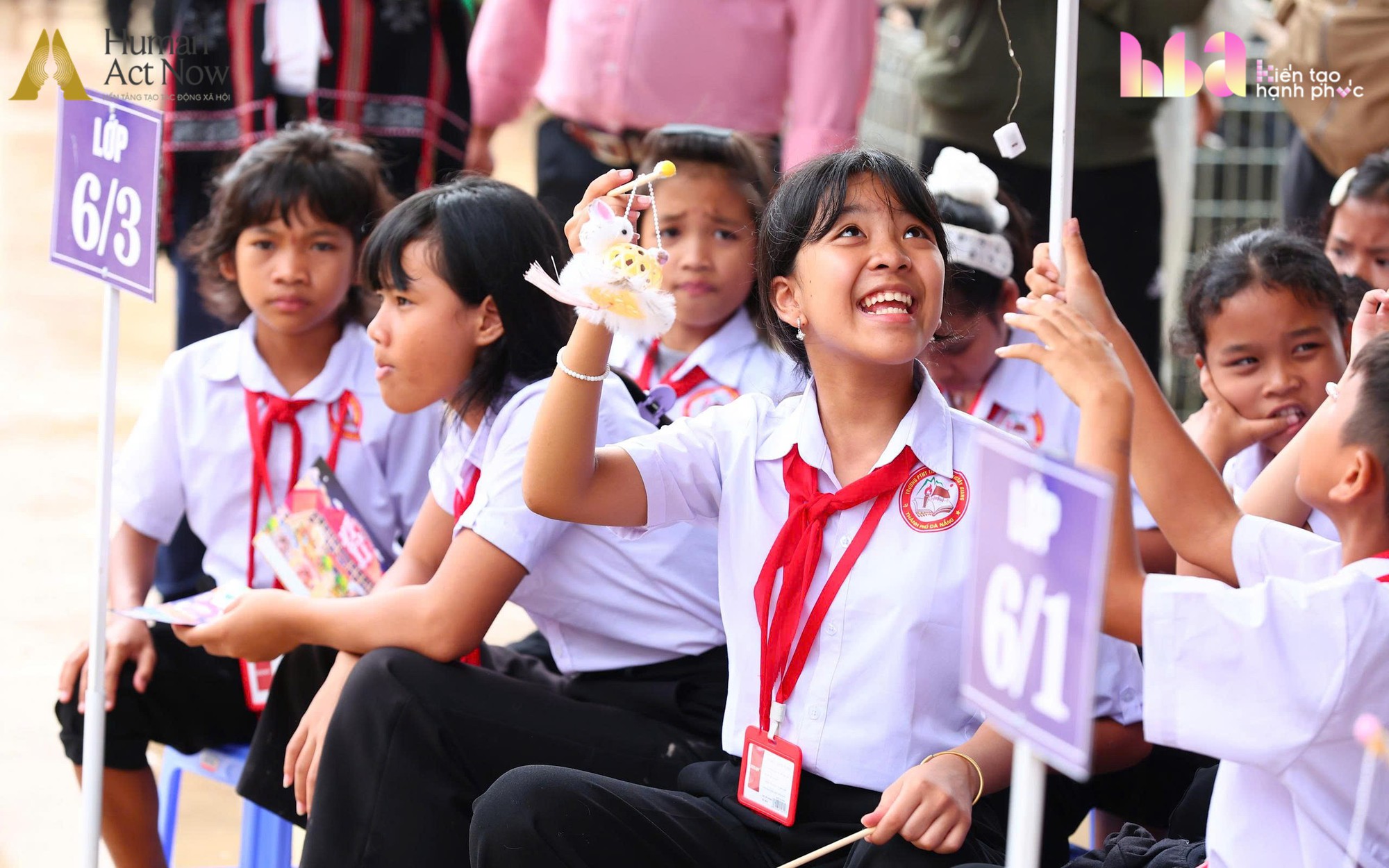 Ngày đặc biệt của hơn 1.000 học sinh Trường Phổ thông nội trú Tiểu học và Trung học cơ sở Tây Giang
