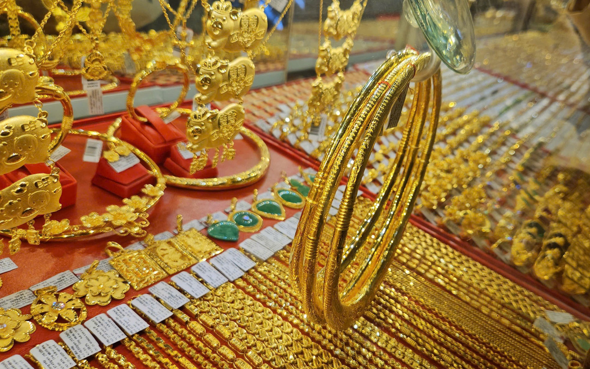 Giá vàng hôm nay 23/9 đảo chiều bất ngờ