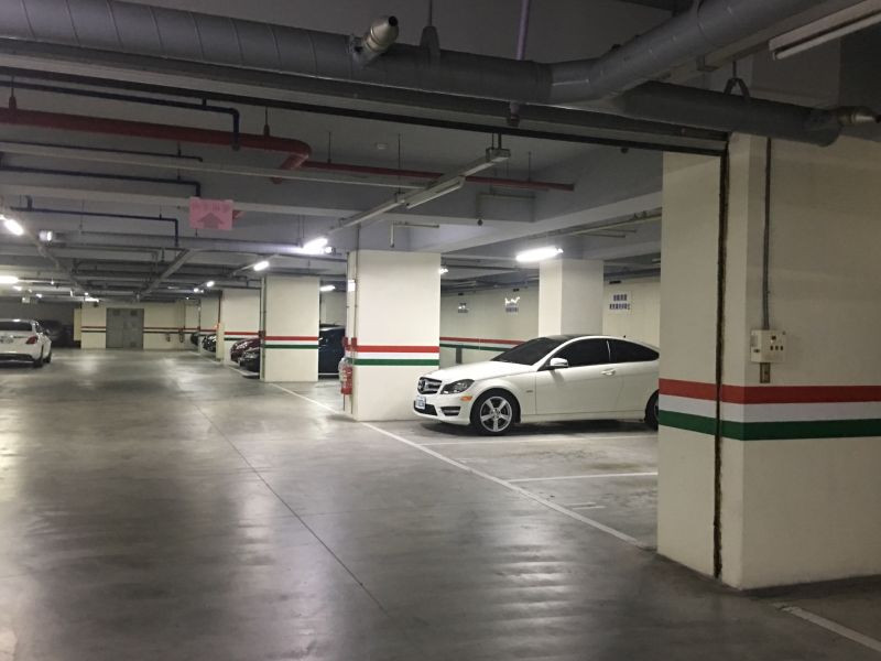 Người phụ nữ chi 54 tỷ đồng mua chỗ đỗ xe và vụ kiện bất ngờ năm 2026 - Ảnh 1. Người phụ nữ chi 54 tỷ đồng mua chỗ đỗ xe và vụ kiện bất ngờ năm 2026 - Ảnh 1.