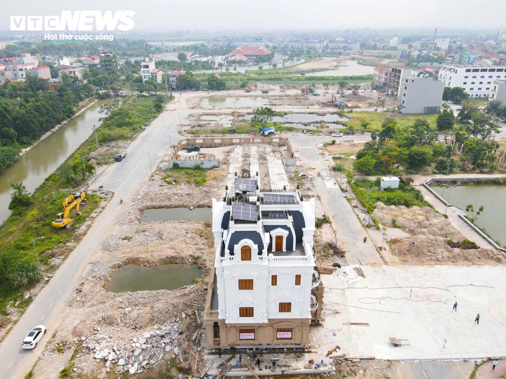 Thần đ&egrave;n di chuyển biệt thự 4 tầng nặng trăm tấn ở Bắc Ninh đầy ngoạn mục - Ảnh 4.