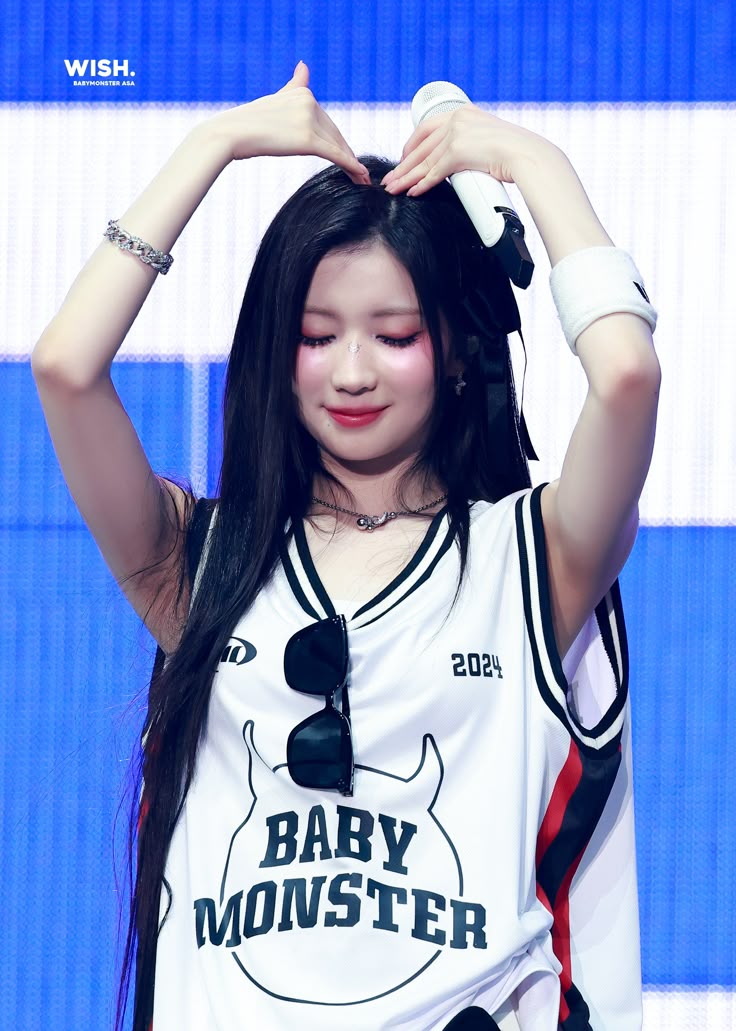 Asa rapper Nhật Bản rơi nước mắt tr&ecirc;n s&acirc;n khấu qu&ecirc; hương , chạm đến tr&aacute;i tim triệu fan - Ảnh 2.