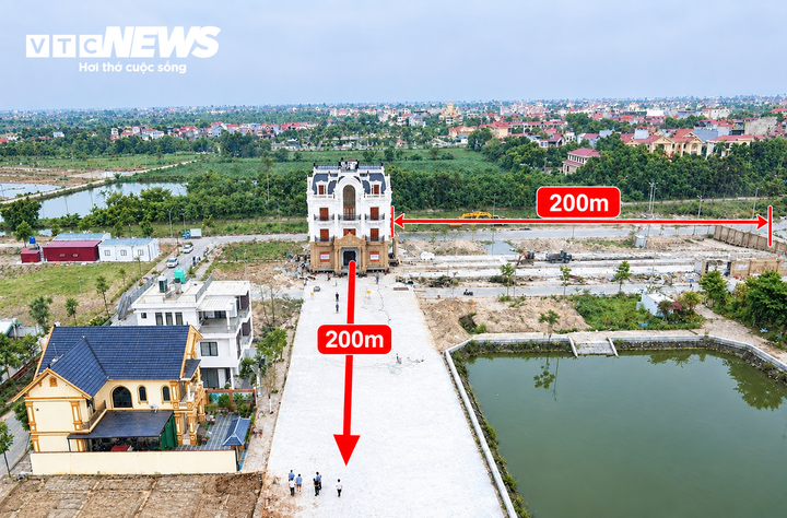Thần đ&egrave;n di chuyển biệt thự 4 tầng nặng trăm tấn ở Bắc Ninh đầy ngoạn mục - Ảnh 1.