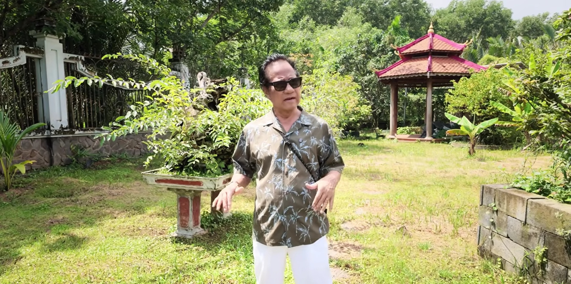 Chế Linh về nước 2 lần trong năm, tới thẳng cơ ngơi của Ho&agrave;i Linh ở TP.HCM - Ảnh 2.