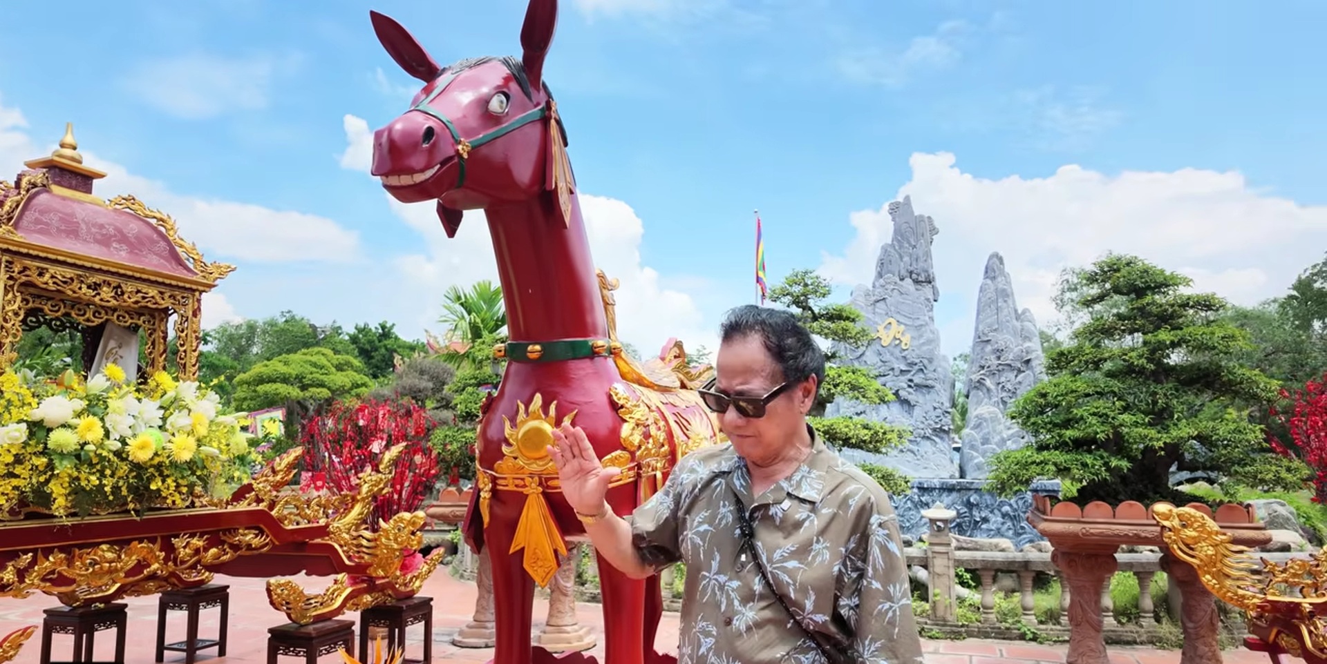 Chế Linh về nước 2 lần trong năm, tới thẳng cơ ngơi của Ho&agrave;i Linh ở TP.HCM - Ảnh 1.