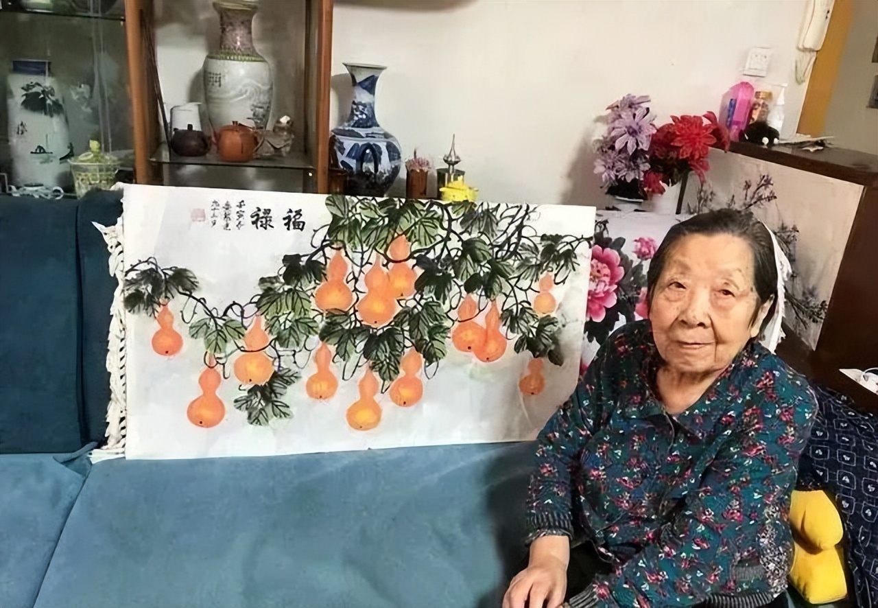 Cụ b&agrave; 94 tuổi sống tự tại với 300 . 000 Người h&acirc;m mộ v&agrave; những bức tranh đẹp - Ảnh 9.