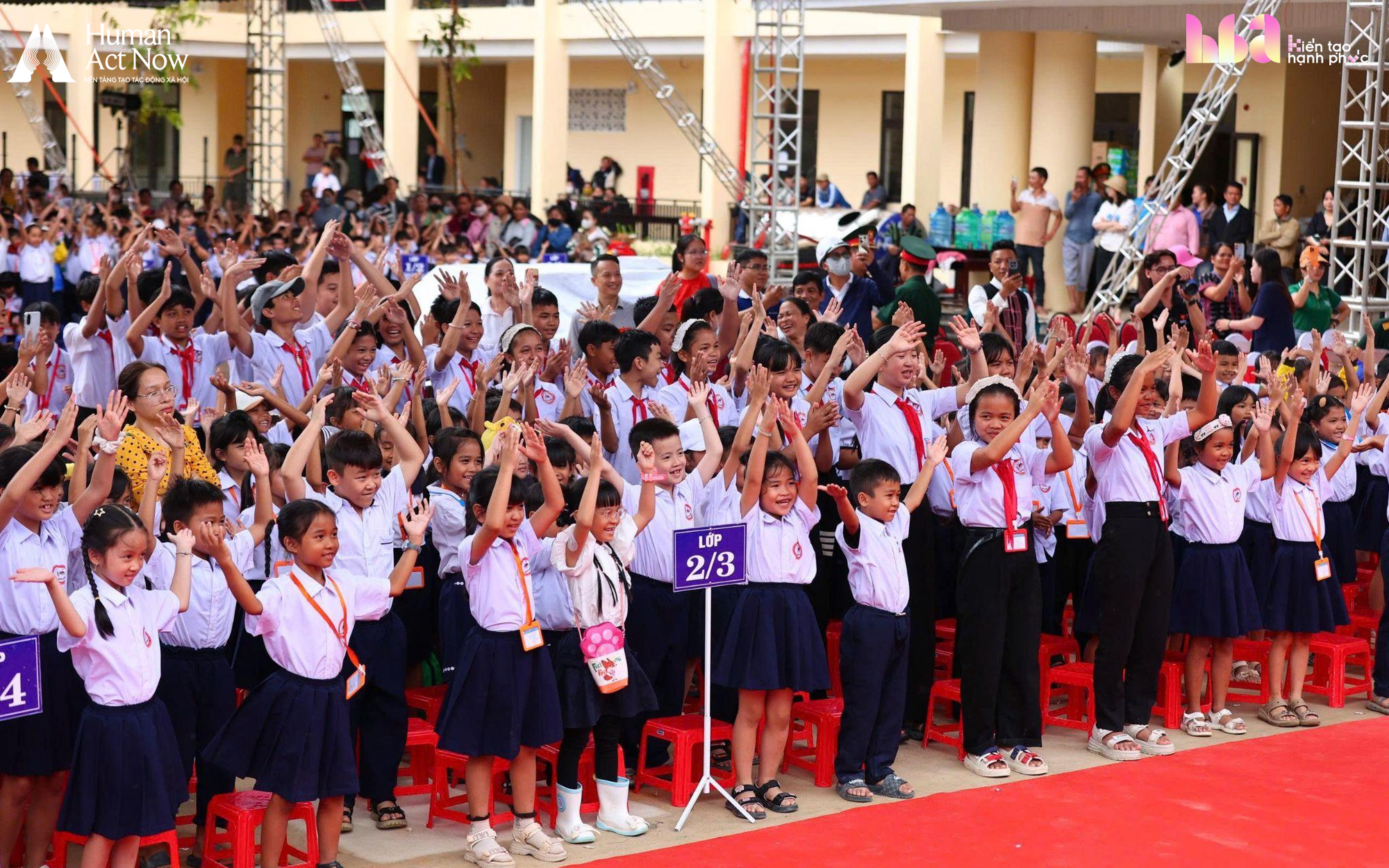 Hồ Quỳnh Hương mang 6 chiếc tivi lên vùng biên giới, cậu bé lớp 7 chỉ xin một điều không thể mua ngay bằng tiền