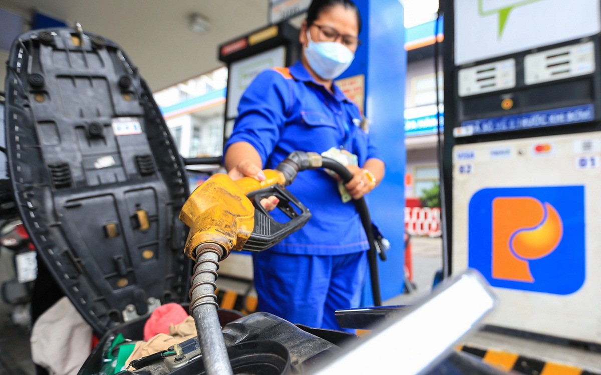 Xăng tăng giá 27.000 đồng/lít: 4 việc cần làm ngay