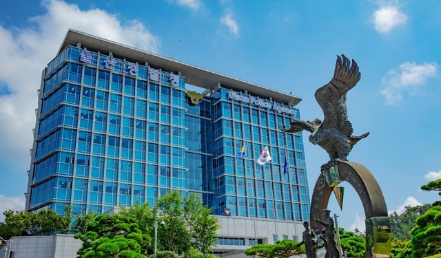 Hai nữ sinh THCS ở H&agrave;n Quốc rơi từ t&ograve;a nh&agrave; thương mại g&acirc;y x&ocirc;n xao x&atilde; hội - Ảnh 1.