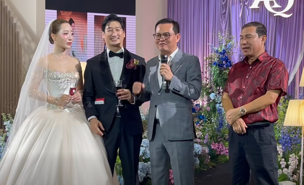 Nam NSƯT v&agrave; vợ 3 ngại ng&ugrave;ng khi Quang Thắng y&ecirc;u cầu h&ocirc;n kiểu Ph&aacute;p trước đ&aacute;m đ&ocirc;ng - Ảnh 2.