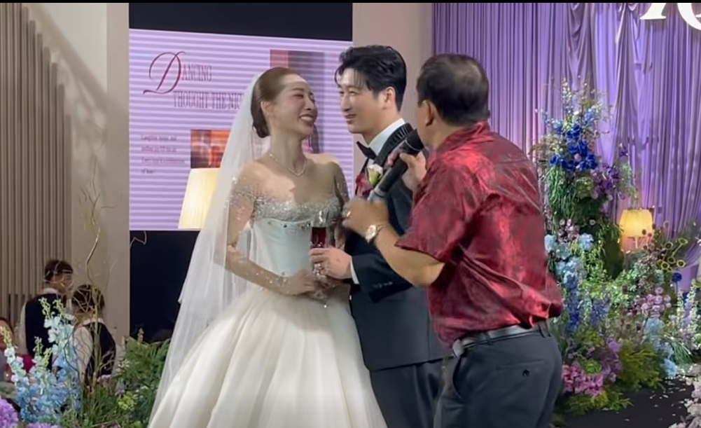 Nam NSƯT v&agrave; vợ 3 ngại ng&ugrave;ng khi Quang Thắng y&ecirc;u cầu h&ocirc;n kiểu Ph&aacute;p trước đ&aacute;m đ&ocirc;ng - Ảnh 3.