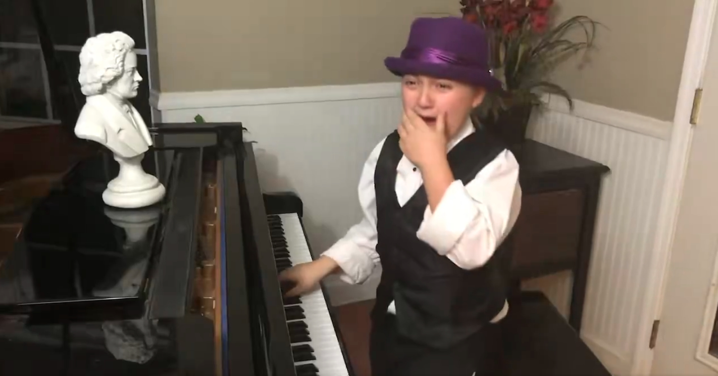 Từ cậu b&eacute; thần đồng piano đến c&aacute;o buộc bạo h&agrave;nh: C&acirc;u chuyện Elias Phoenix - Ảnh 1.