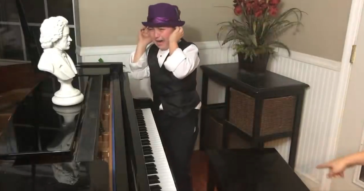 Từ cậu b&eacute; thần đồng piano đến c&aacute;o buộc bạo h&agrave;nh: C&acirc;u chuyện Elias Phoenix - Ảnh 2.