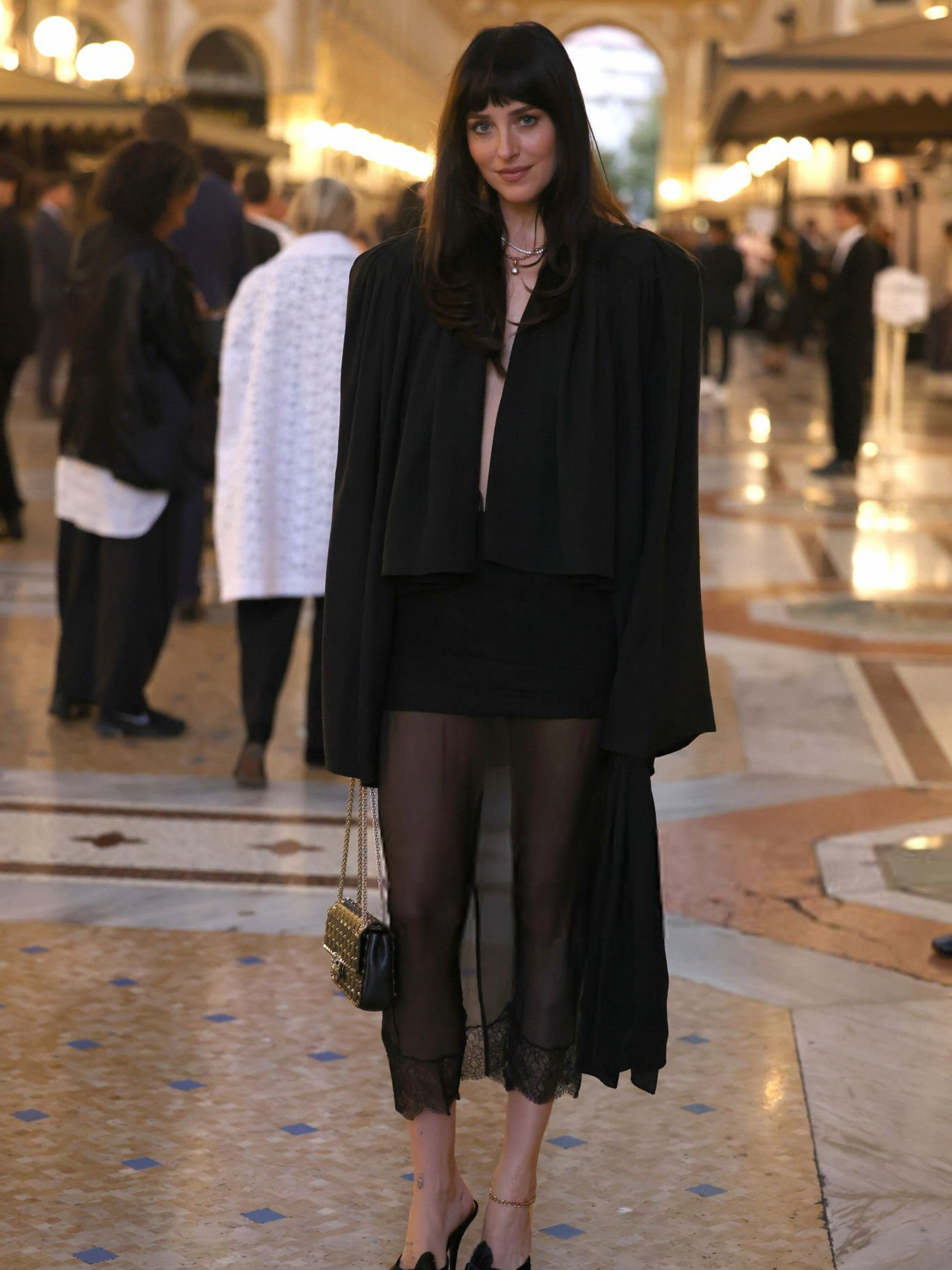Dakota Johnson tỏa s&aacute;ng với Phong c&aacute;ch t&aacute;o bạo Tại Vogue World 2026 - Ảnh 1.