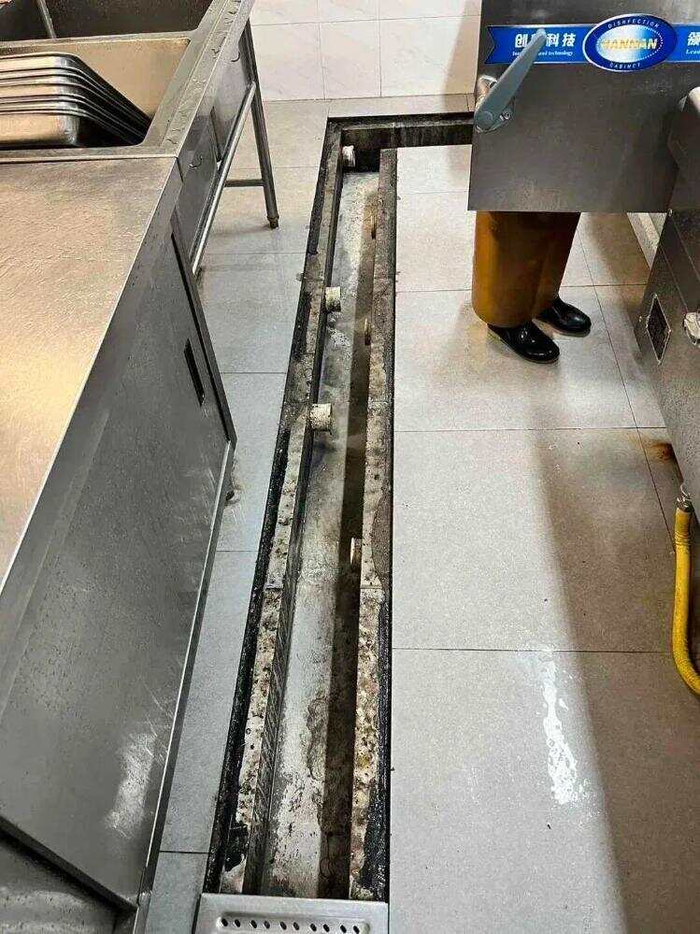 Hàng chục trẻ nôn ói sau bữa trưa, cô giáo hé lộ cảnh khó tin trong bếp ăn: 11 người lập tức bị xử lý - Ảnh 2.