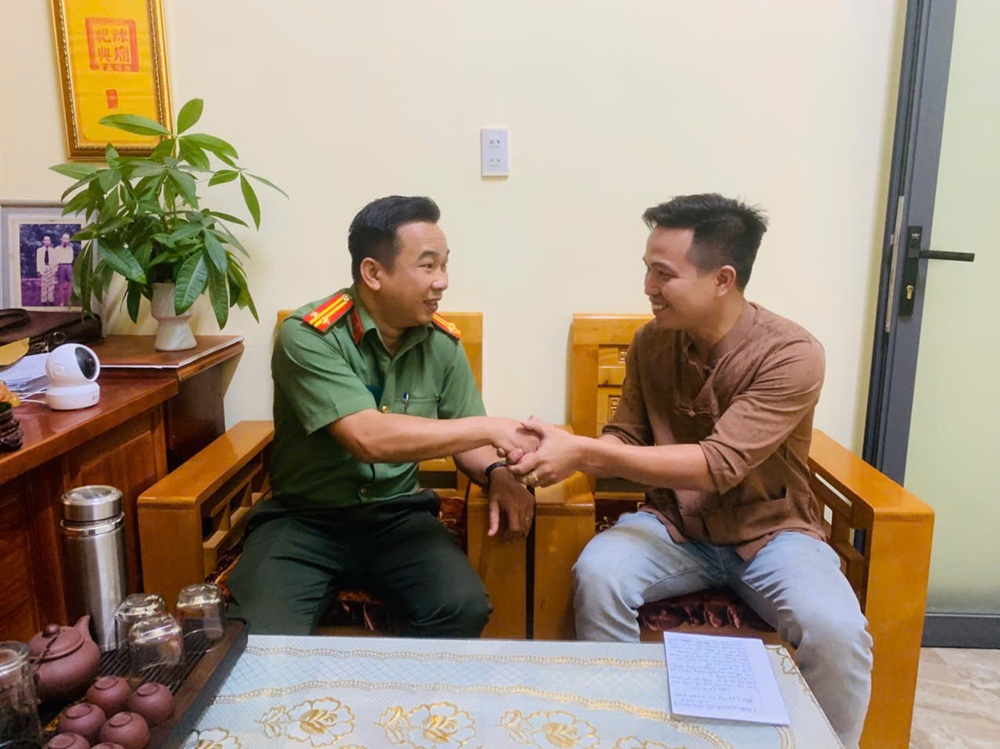 C&ocirc;ng an x&atilde; Ka Đ&ocirc; hỗ trợ ho&agrave;n trả 70 triệu đồng chuyển khoản nhầm cho người d&acirc;n - Ảnh 1.