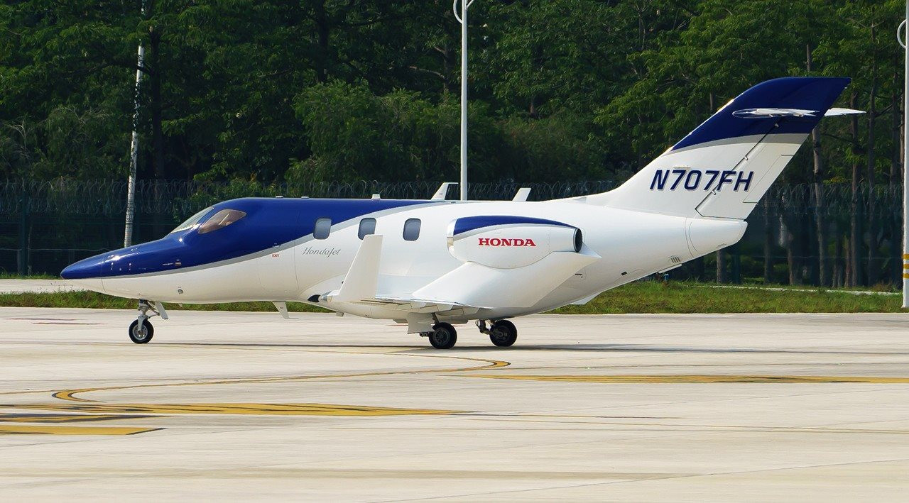 Một m&aacute;y bay thương gia &ldquo;t&iacute; hon&rdquo; d&agrave;i 13 m&eacute;t, chỉ chở được 6 người nhưng tốc độ 800 km/h vừa hạ c&aacute;nh tại T&acirc;n Sơn Nhất - Ảnh 2.