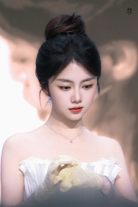Đàm Tùng Vận thu hút hàng triệu fan tại sự kiện offline ở trung tâm thương mại 2026 - Ảnh 4. Đàm Tùng Vận thu hút hàng triệu fan tại sự kiện offline ở trung tâm thương mại 2026 - Ảnh 4.