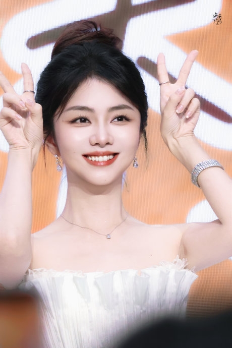 Đàm Tùng Vận thu hút hàng triệu fan tại sự kiện offline ở trung tâm thương mại 2026 - Ảnh 5. Đàm Tùng Vận thu hút hàng triệu fan tại sự kiện offline ở trung tâm thương mại 2026 - Ảnh 5.