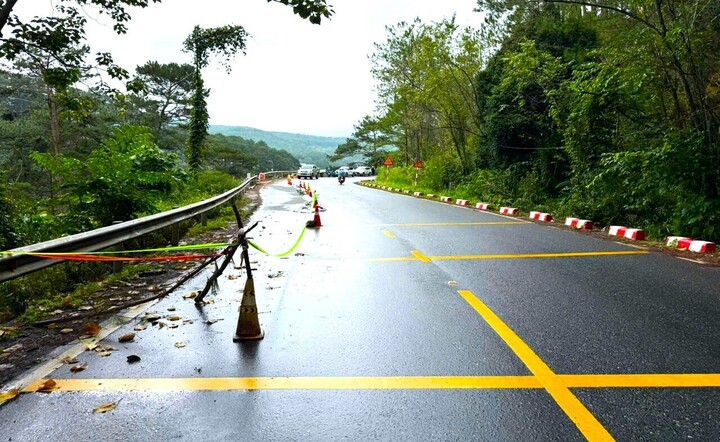 Vết nứt đ&egrave;o Mimosa d&agrave;i 50m g&acirc;y kh&oacute; khăn cho giao th&ocirc;ng tại Đ&agrave; Lạt - Ảnh 2.