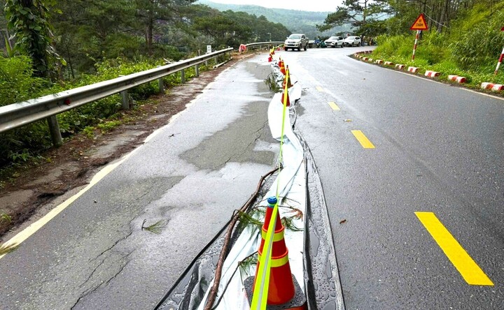 Vết nứt đ&egrave;o Mimosa d&agrave;i 50m g&acirc;y kh&oacute; khăn cho giao th&ocirc;ng tại Đ&agrave; Lạt - Ảnh 1.