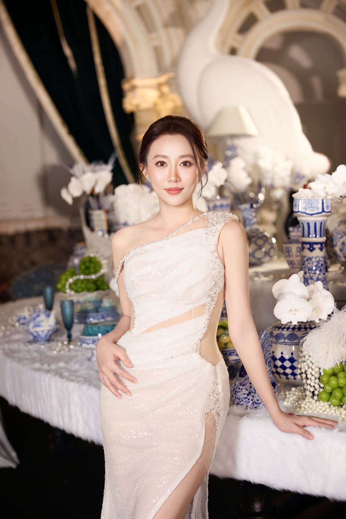 Huỳnh Hồng Loan 32 tuổi độc th&acirc;n sở hữu căn hộ đẹp như kh&aacute;ch sạn tại TP . HCM - Ảnh 1.