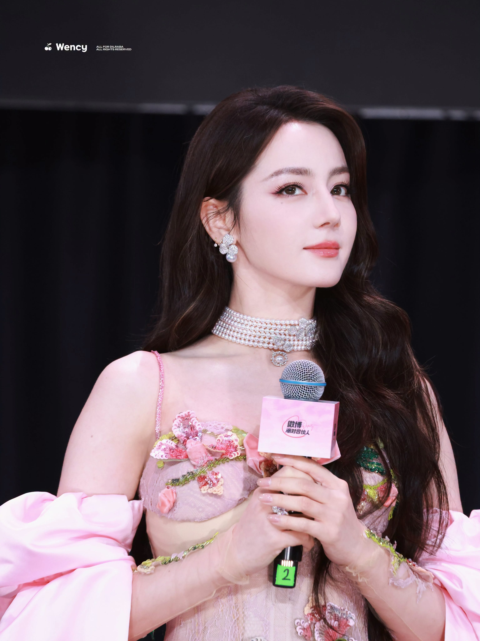 Địch Lệ Nhiệt Ba khiến fan cuồng với Khoảnh khắc b&iacute; ẩn tại fanmeeting 2026 - Ảnh 6.