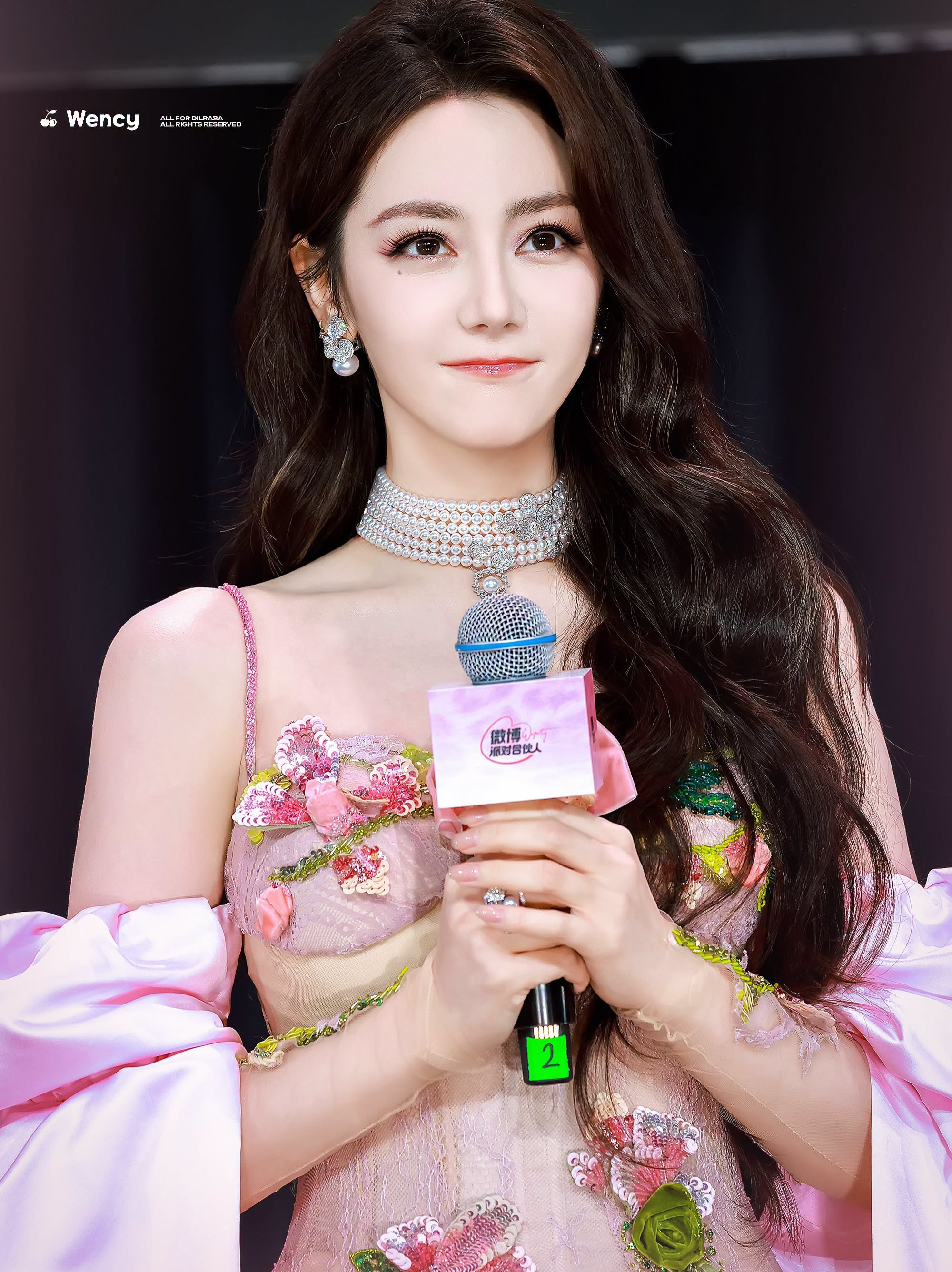 Địch Lệ Nhiệt Ba khiến fan cuồng với Khoảnh khắc b&iacute; ẩn tại fanmeeting 2026 - Ảnh 8.