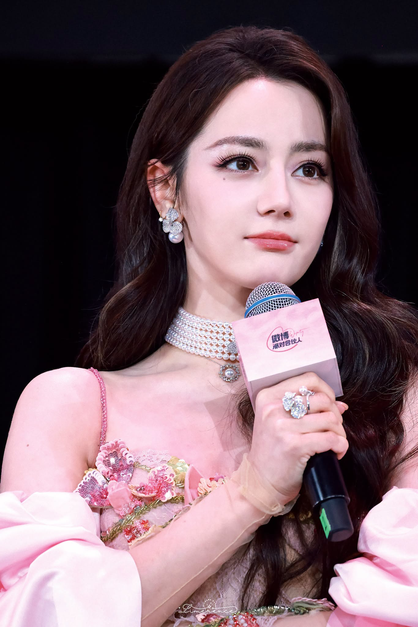 Địch Lệ Nhiệt Ba khiến fan cuồng với Khoảnh khắc b&iacute; ẩn tại fanmeeting 2026 - Ảnh 7.