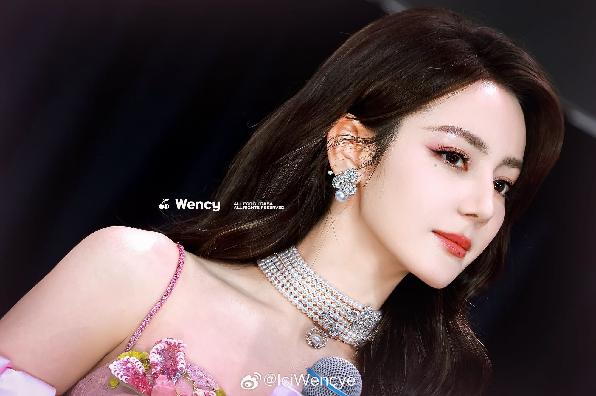 Địch Lệ Nhiệt Ba khiến fan cuồng với Khoảnh khắc b&iacute; ẩn tại fanmeeting 2026 - Ảnh 10.