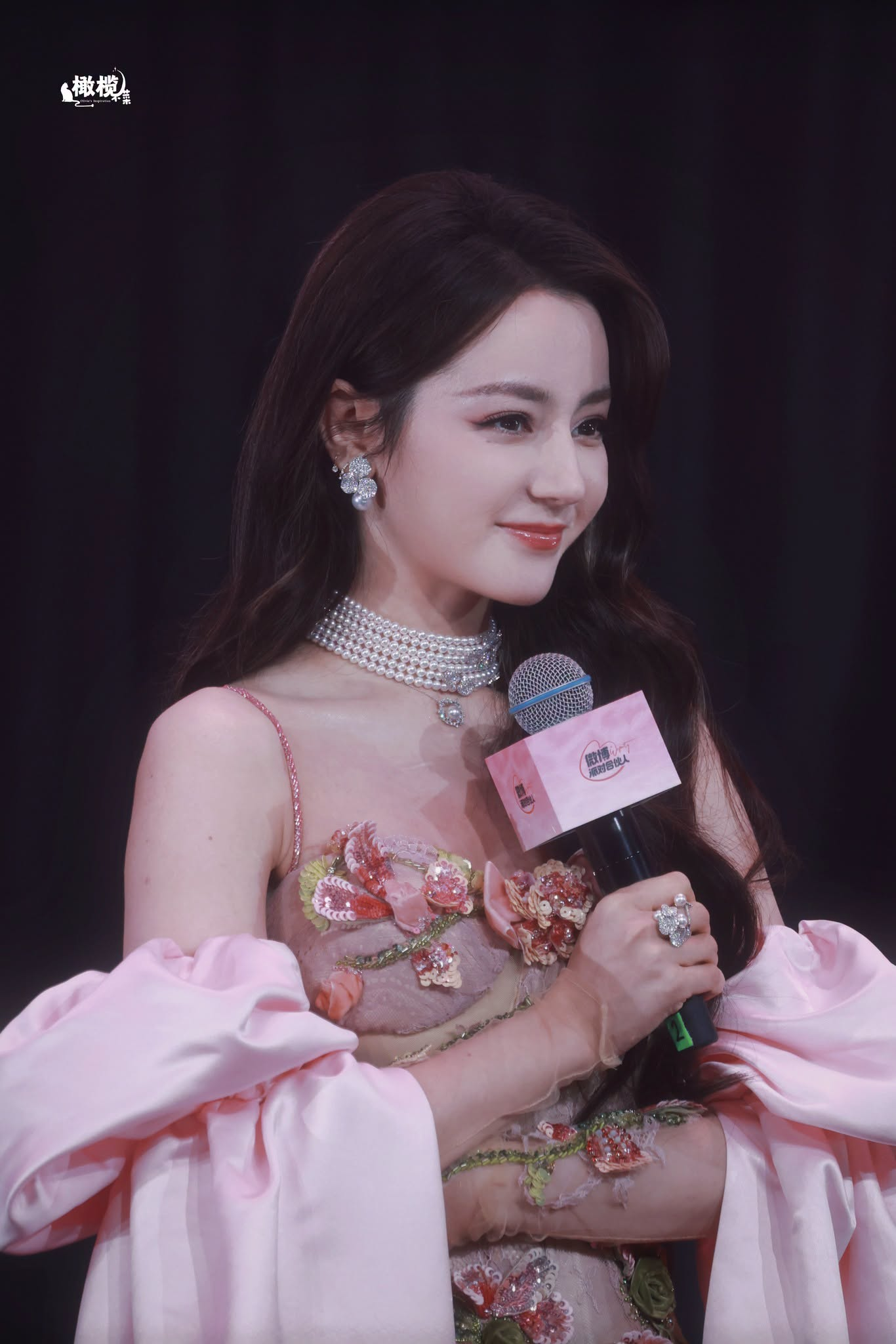 Địch Lệ Nhiệt Ba khiến fan cuồng với Khoảnh khắc b&iacute; ẩn tại fanmeeting 2026 - Ảnh 11.