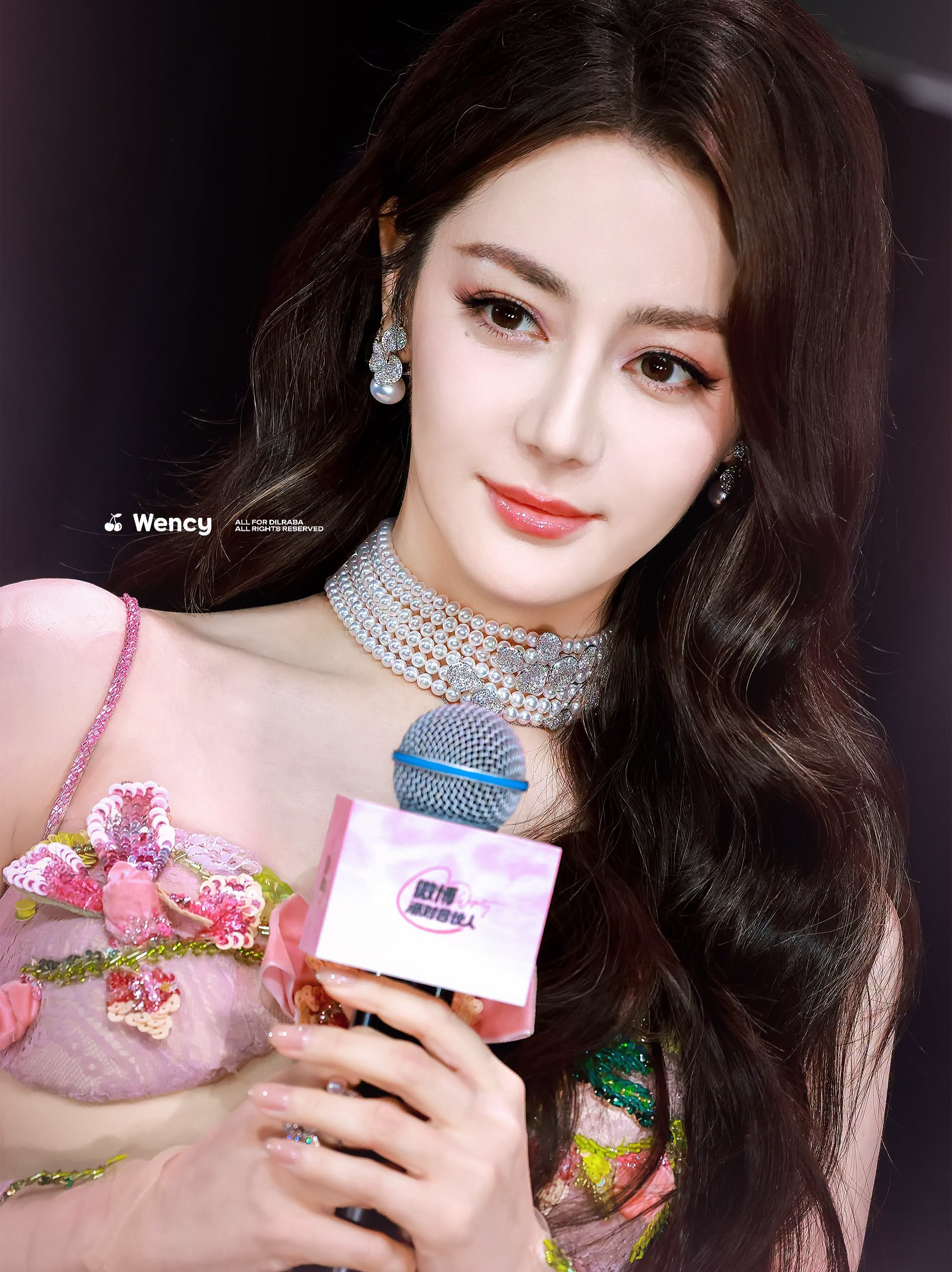 Địch Lệ Nhiệt Ba khiến fan cuồng với Khoảnh khắc b&iacute; ẩn tại fanmeeting 2026 - Ảnh 9.