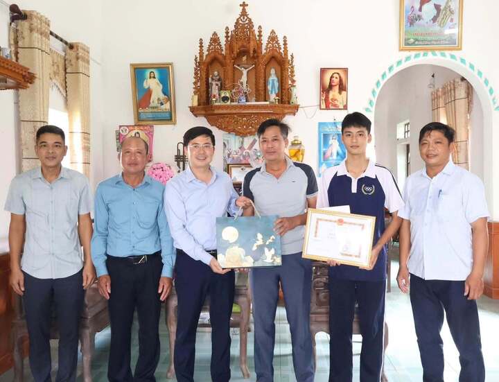 H&agrave;nh động dũng cảm của Nguyễn Mạnh H&ugrave;ng được Chủ tịch tỉnh Ninh B&igrave;nh khen thưởng - Ảnh 2.