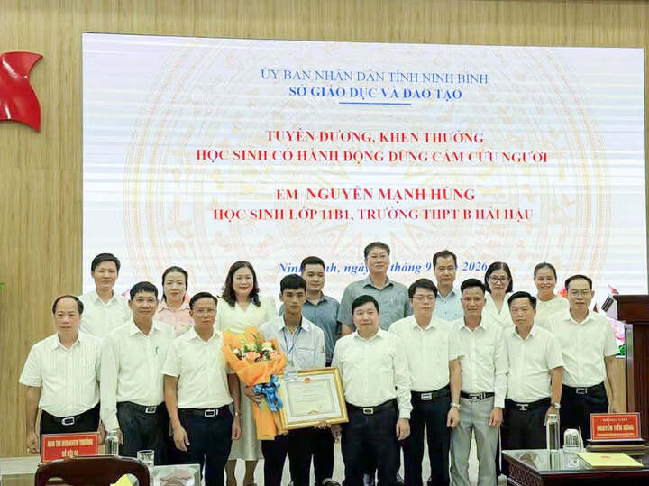 H&agrave;nh động dũng cảm của Nguyễn Mạnh H&ugrave;ng được Chủ tịch tỉnh Ninh B&igrave;nh khen thưởng - Ảnh 1.