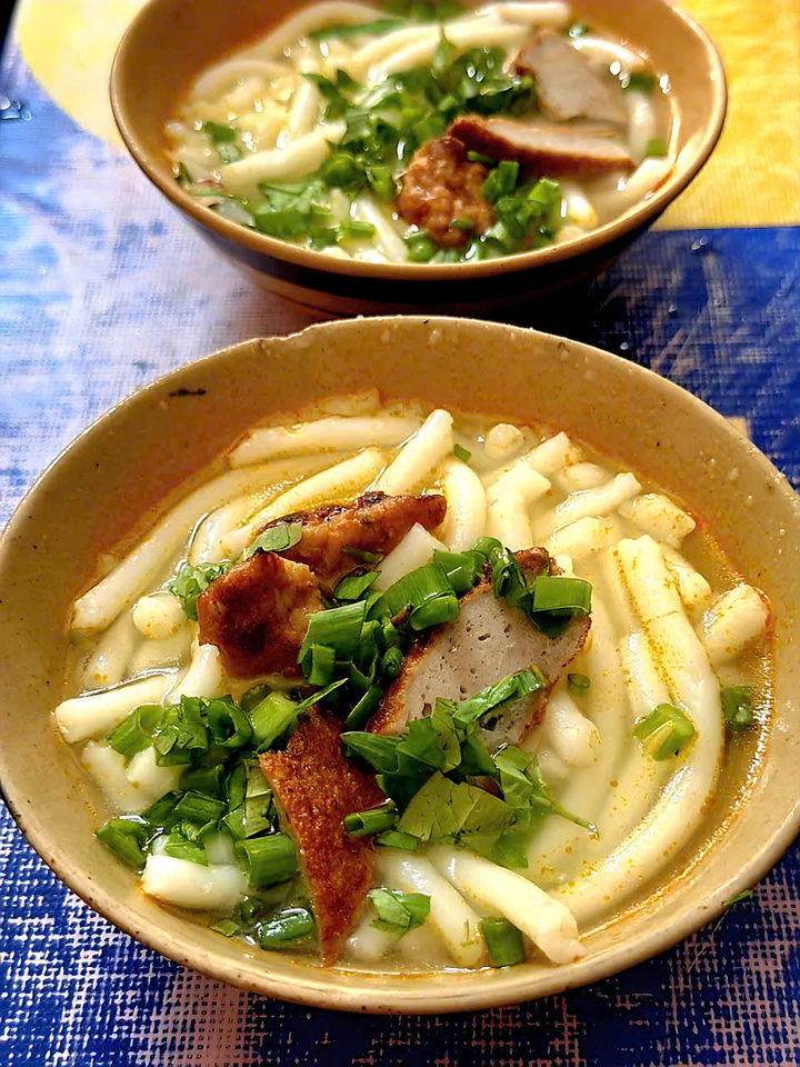 T&ocirc; b&aacute;nh canh 8 . 000 Đồng ' cứu đ&oacute;i ' ở Nha Trang kh&ocirc;ng tăng gi&aacute; 6 năm - Ảnh 2.