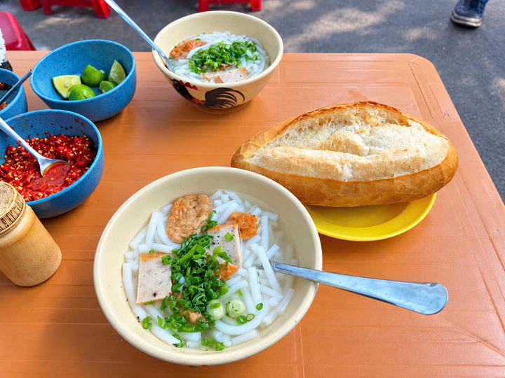 T&ocirc; b&aacute;nh canh 8 . 000 Đồng ' cứu đ&oacute;i ' ở Nha Trang kh&ocirc;ng tăng gi&aacute; 6 năm - Ảnh 3.