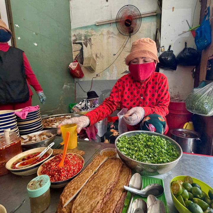 T&ocirc; b&aacute;nh canh 8 . 000 Đồng ' cứu đ&oacute;i ' ở Nha Trang kh&ocirc;ng tăng gi&aacute; 6 năm - Ảnh 5.