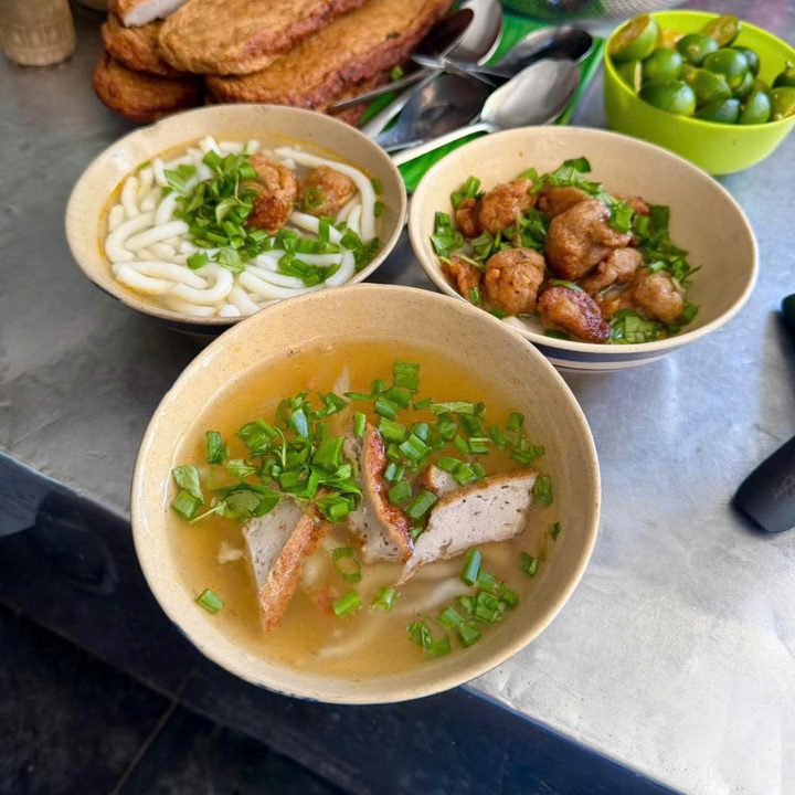 T&ocirc; b&aacute;nh canh 8 . 000 Đồng ' cứu đ&oacute;i ' ở Nha Trang kh&ocirc;ng tăng gi&aacute; 6 năm - Ảnh 7.